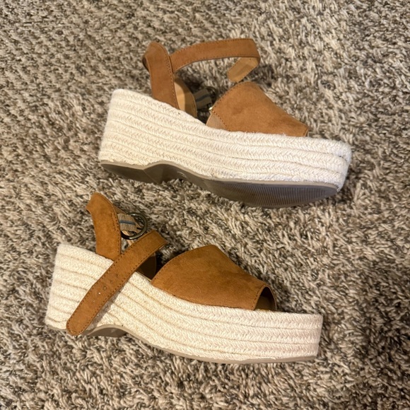 Universal Thread Platform Sandals, 9 - Picture 2 of 5